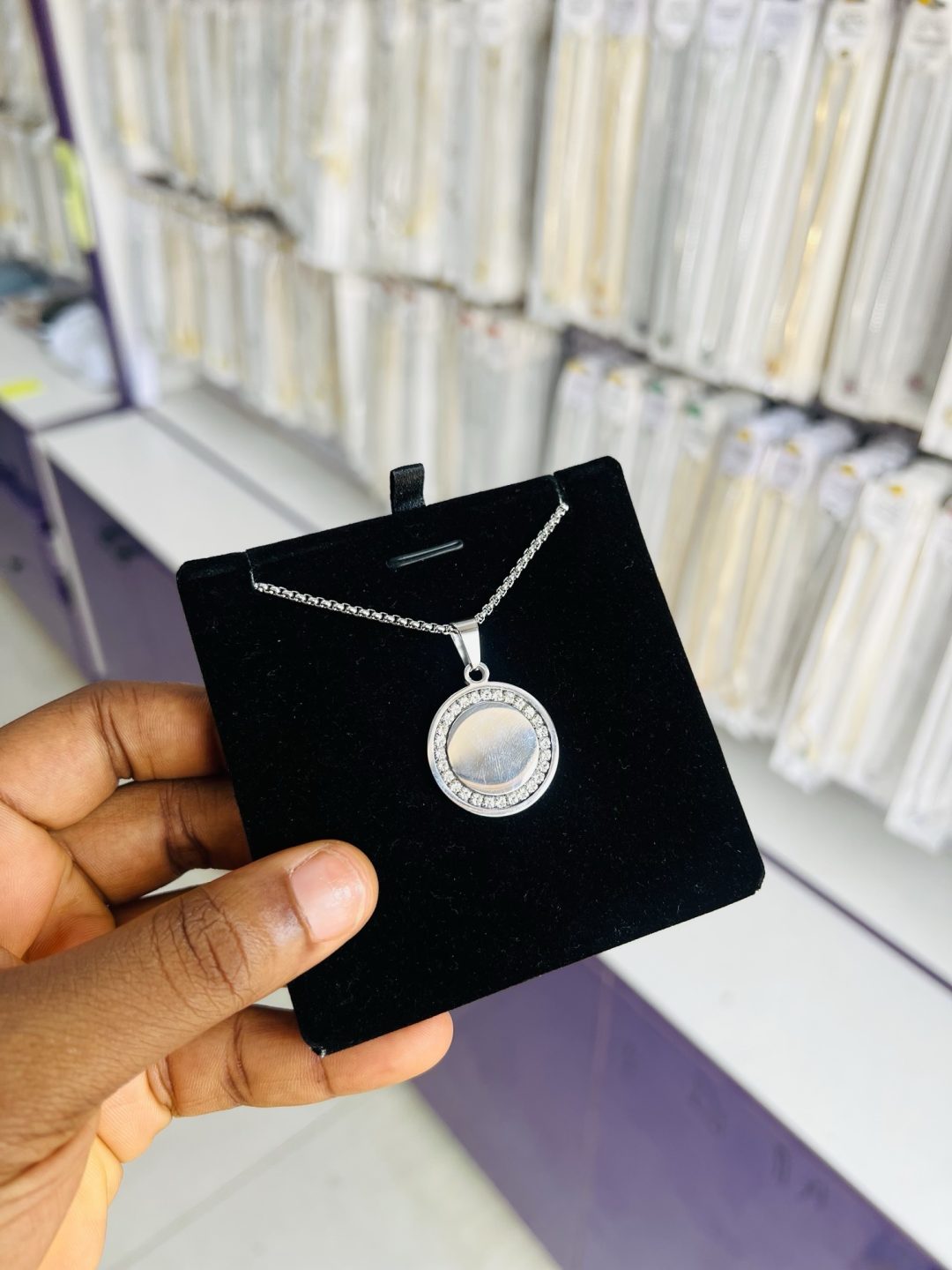 Stoned round engraved necklace - Image 9