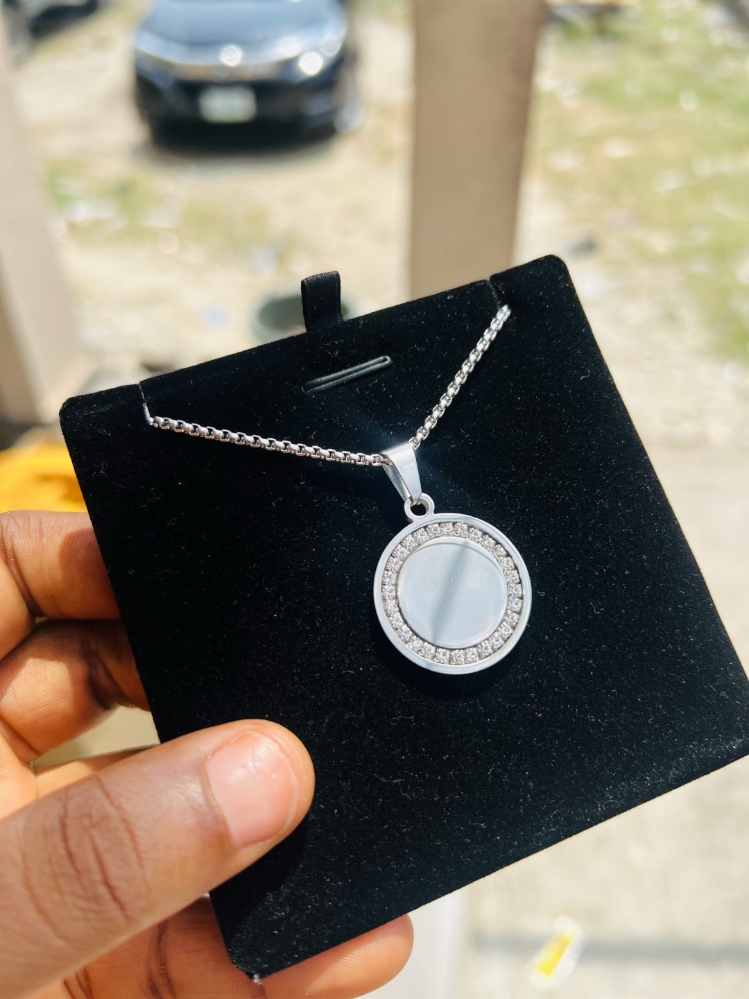 Stoned round engraved necklace - Image 5