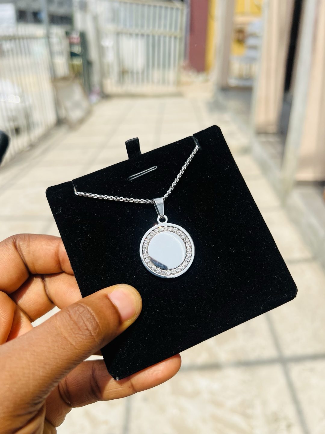 Stoned round engraved necklace - Image 8