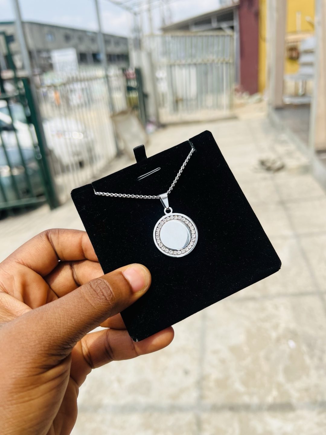 Stoned round engraved necklace - Image 7