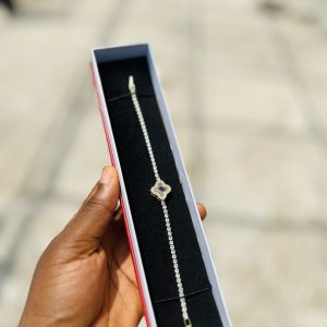 White Vca Cz bracelet (gold)