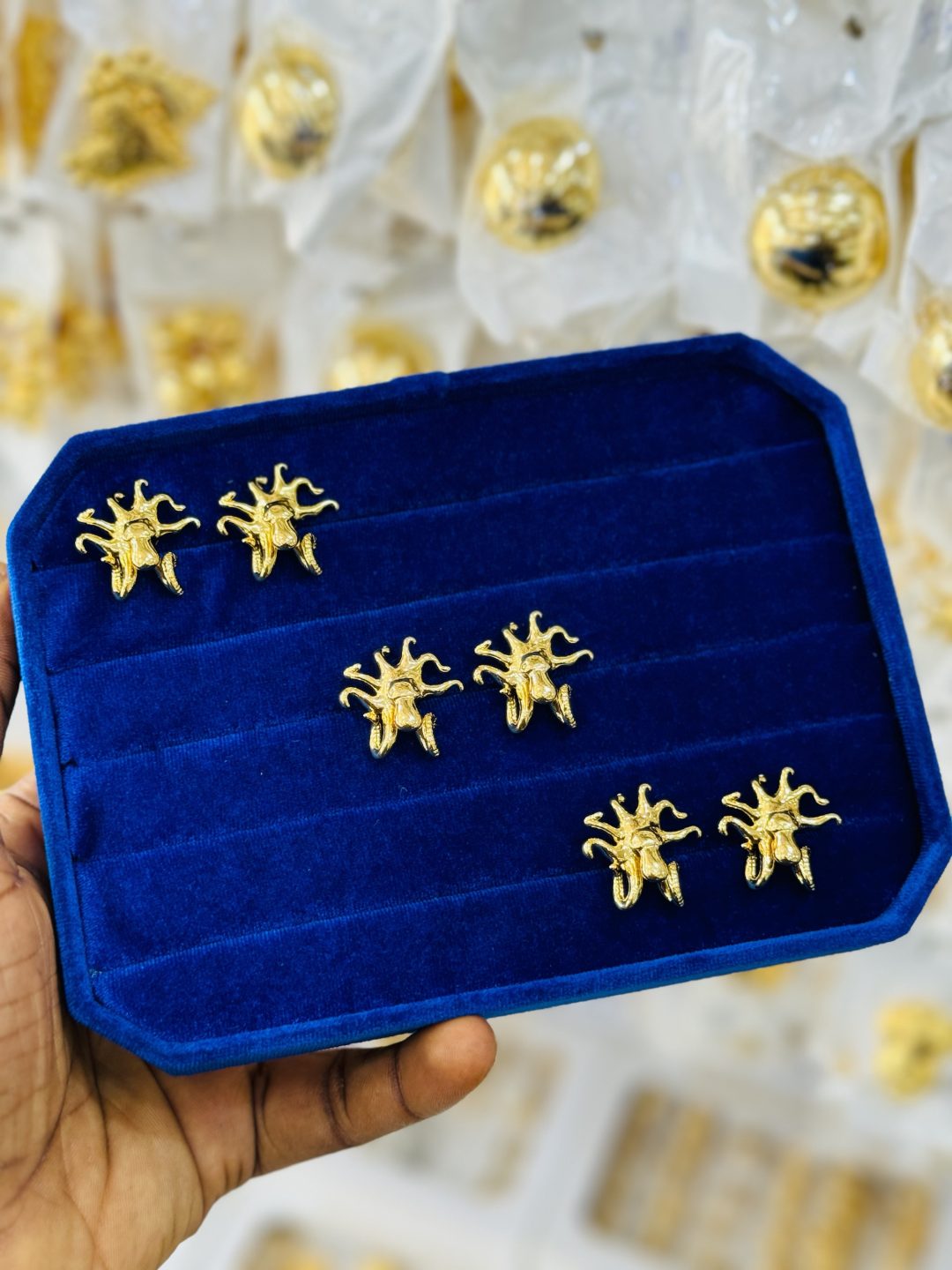 Squid gold replica earrings - Image 2