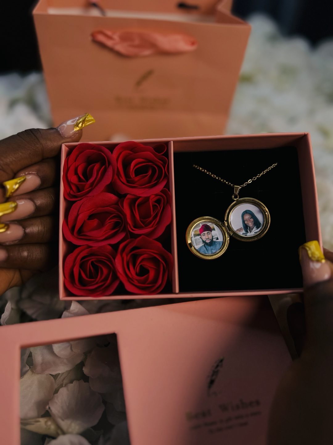 Gold circle locket with paper box - Image 3