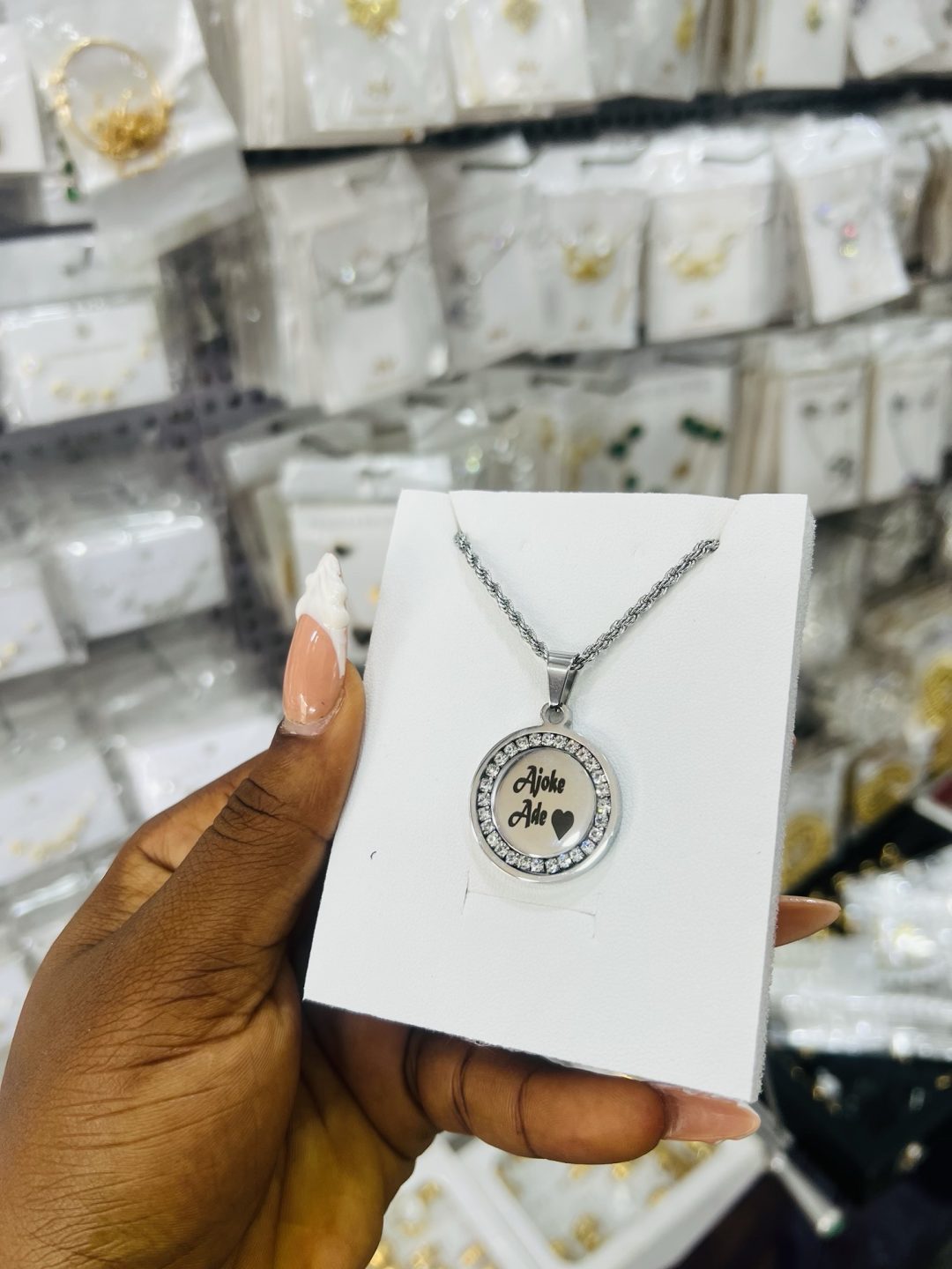 Stoned round engraved necklace - Image 3