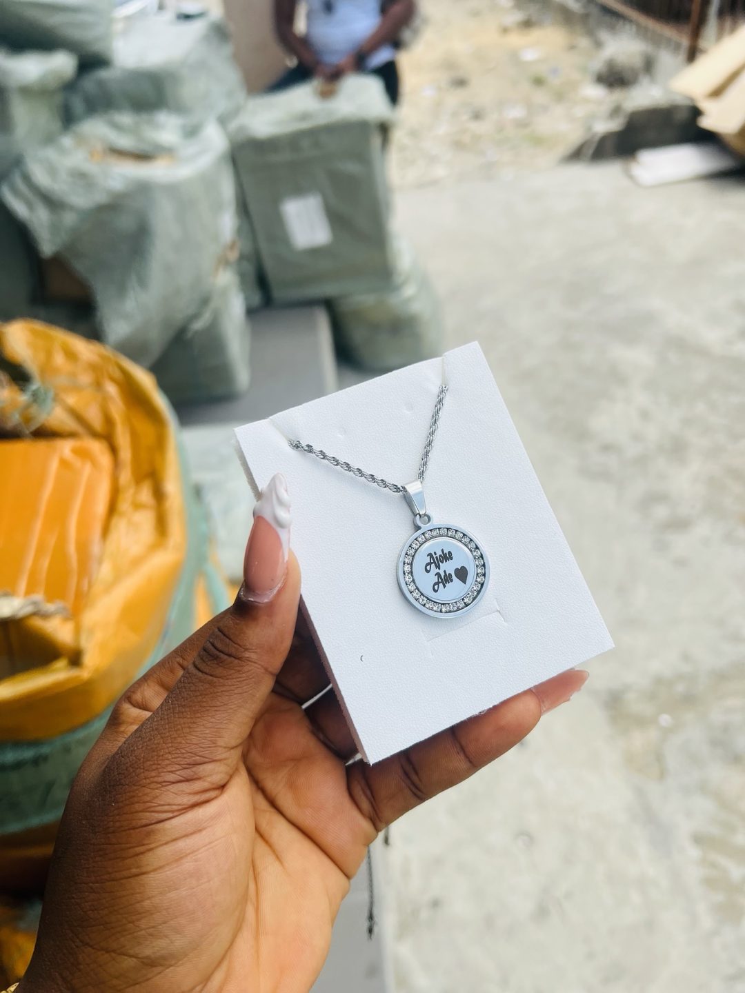 Stoned round engraved necklace - Image 2