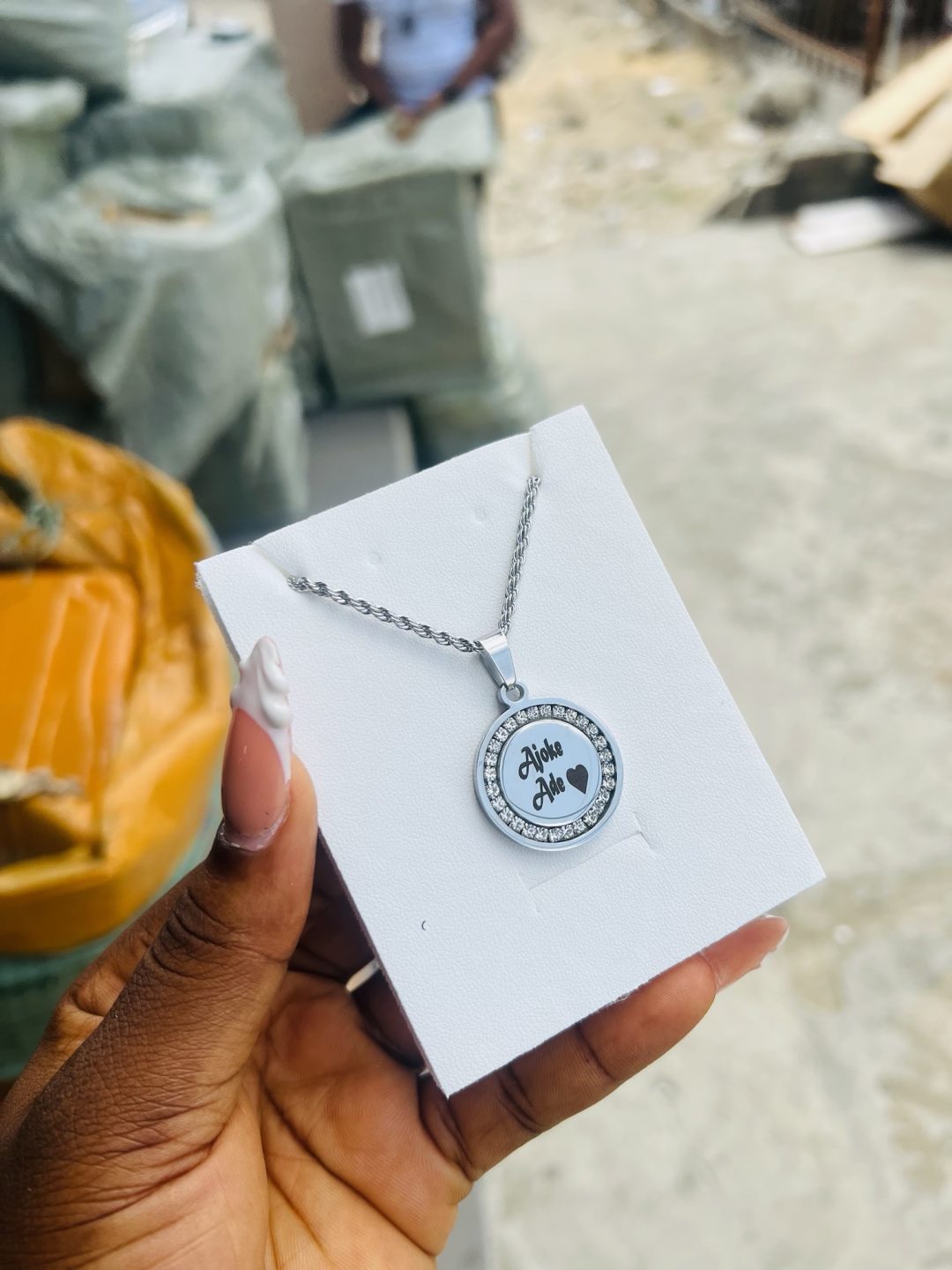 Stoned round engraved necklace - Image 4