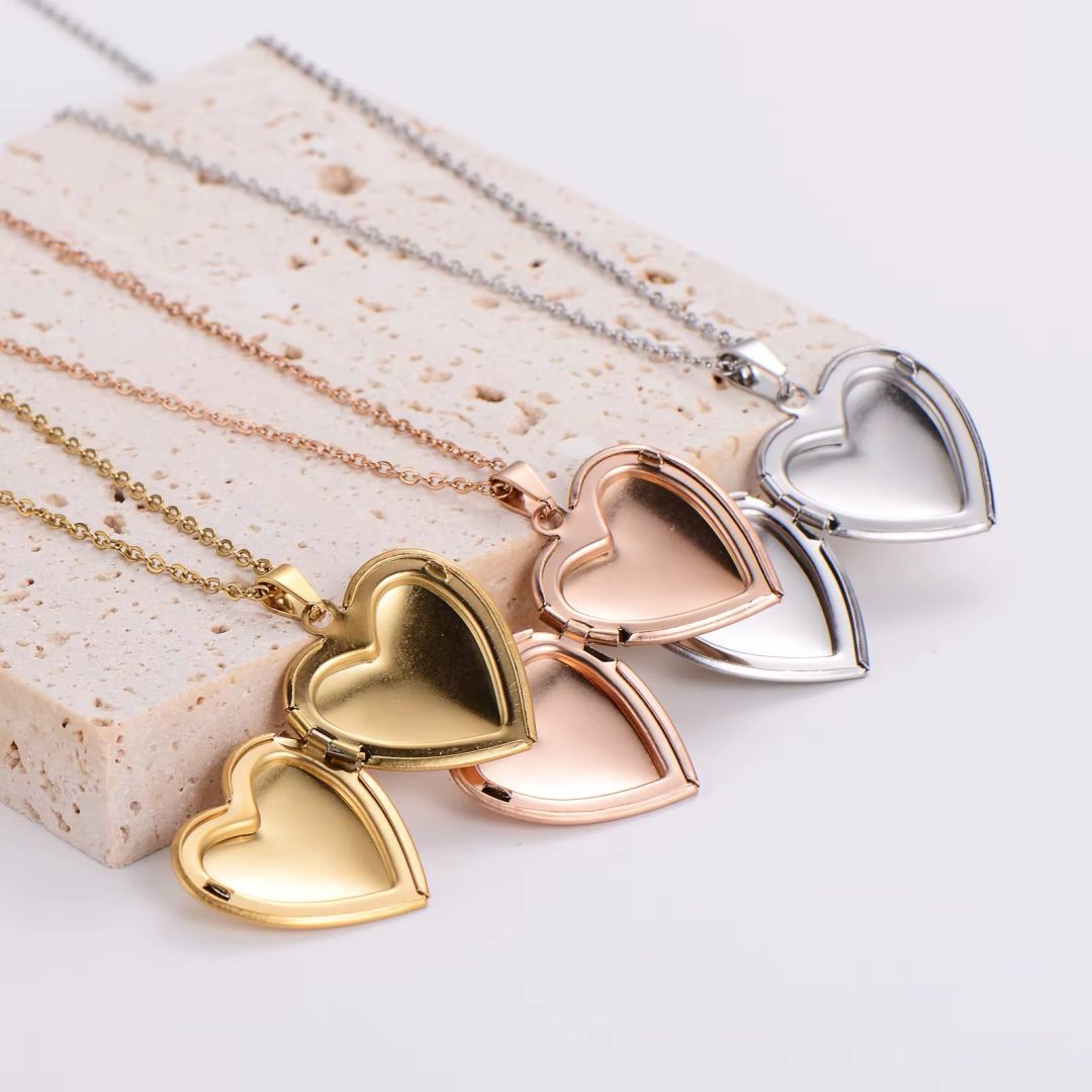Gold heart shape locket with paper box - Image 3