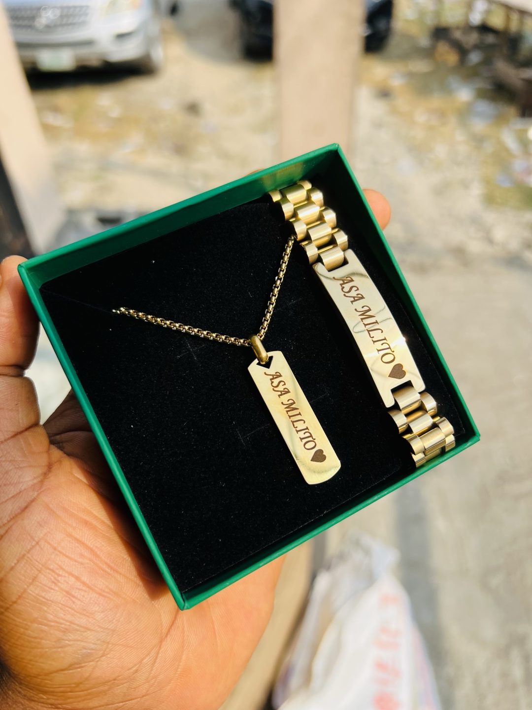 Gold flat necklace and bracelet set with box - Image 3