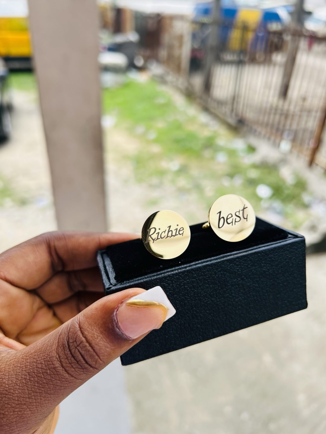 Circle engraved gold cufflinks - Image 6