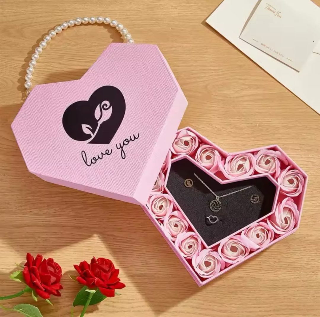 Romantic pearl heart shaped rose box
