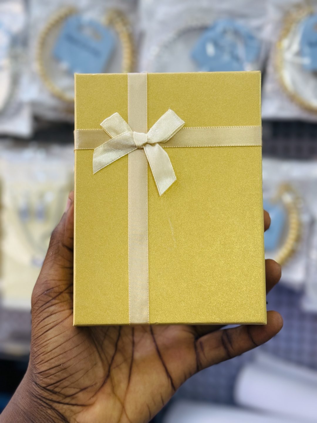 Medium cardboard gift box - Image 5