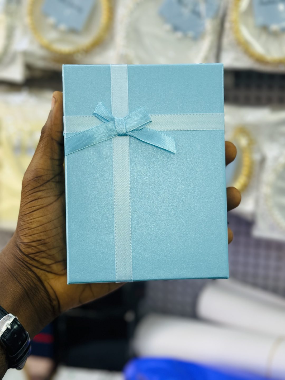 Medium cardboard gift box - Image 4