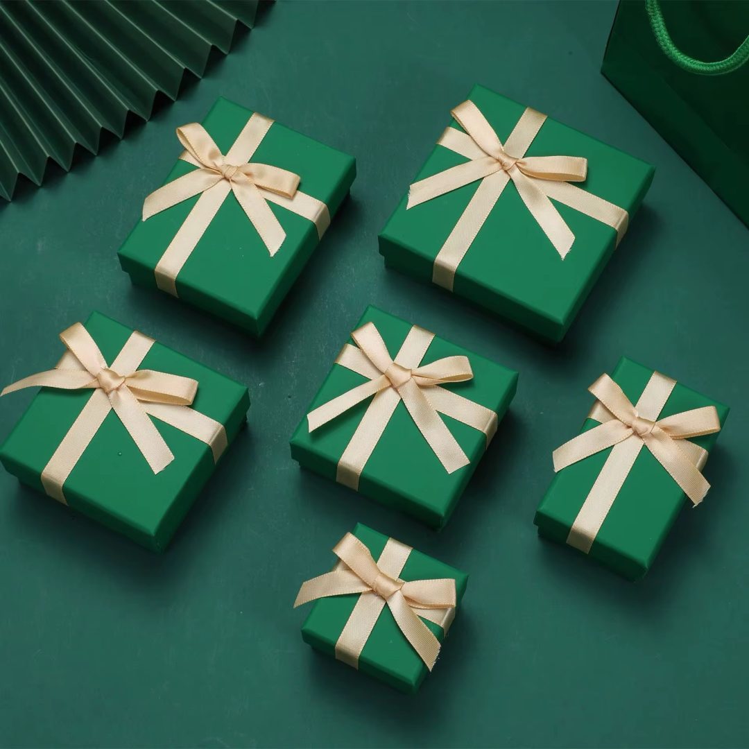 Mini necklace green paper box