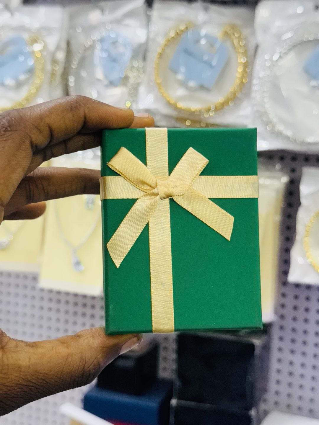Mini necklace green paper box - Image 3