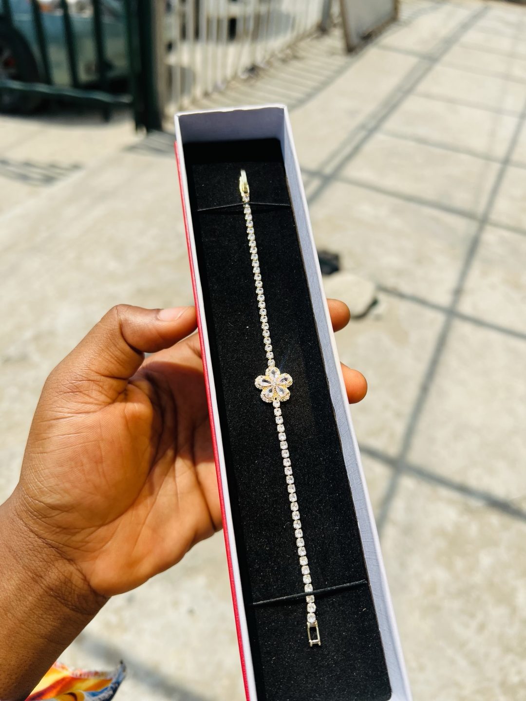 White flowered Cz bracelet (gold)