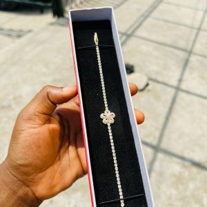 White flowered Cz bracelet (gold)