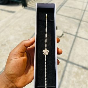 White flowered Cz bracelet (gold)