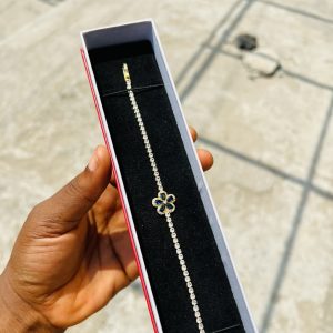 Deep blue flowered Cz bracelet (gold)