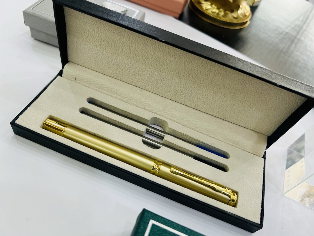 Plain Gold pen