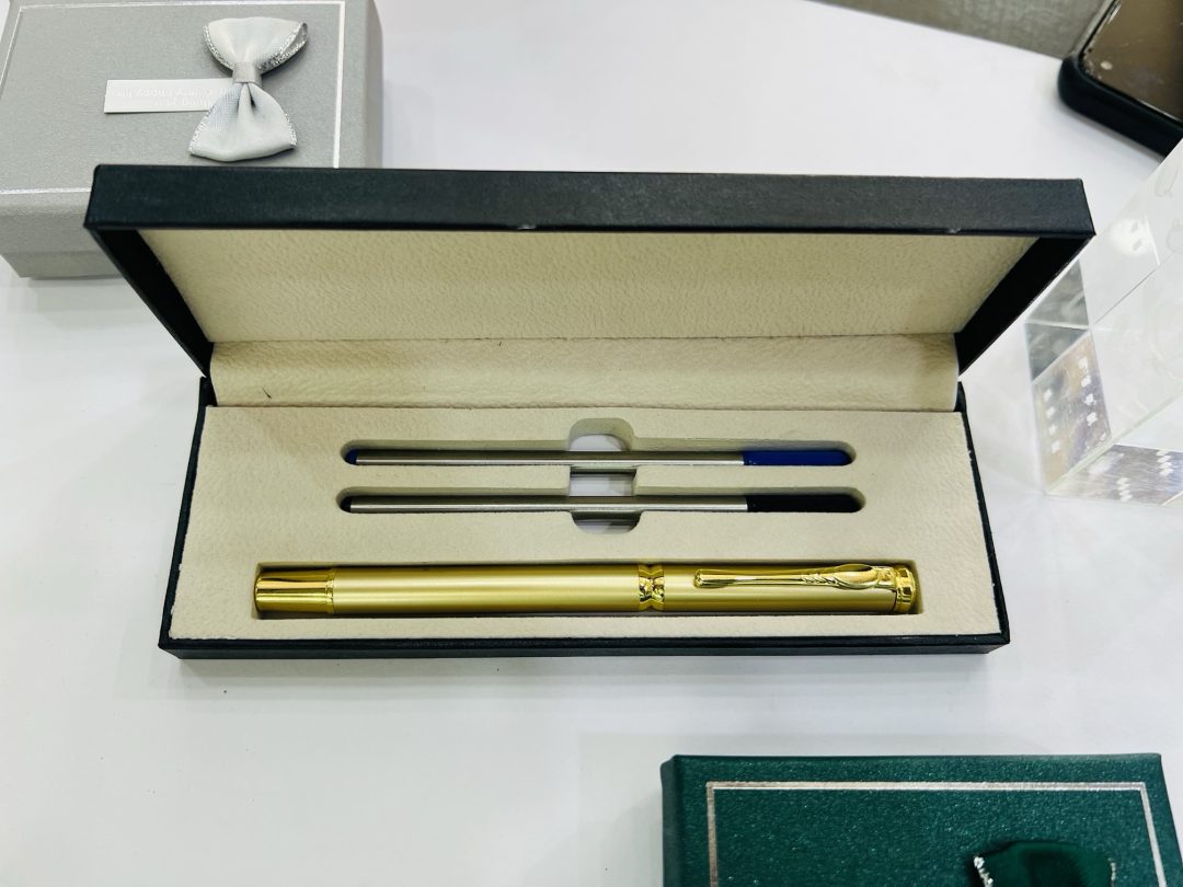 Plain Gold pen - Image 2