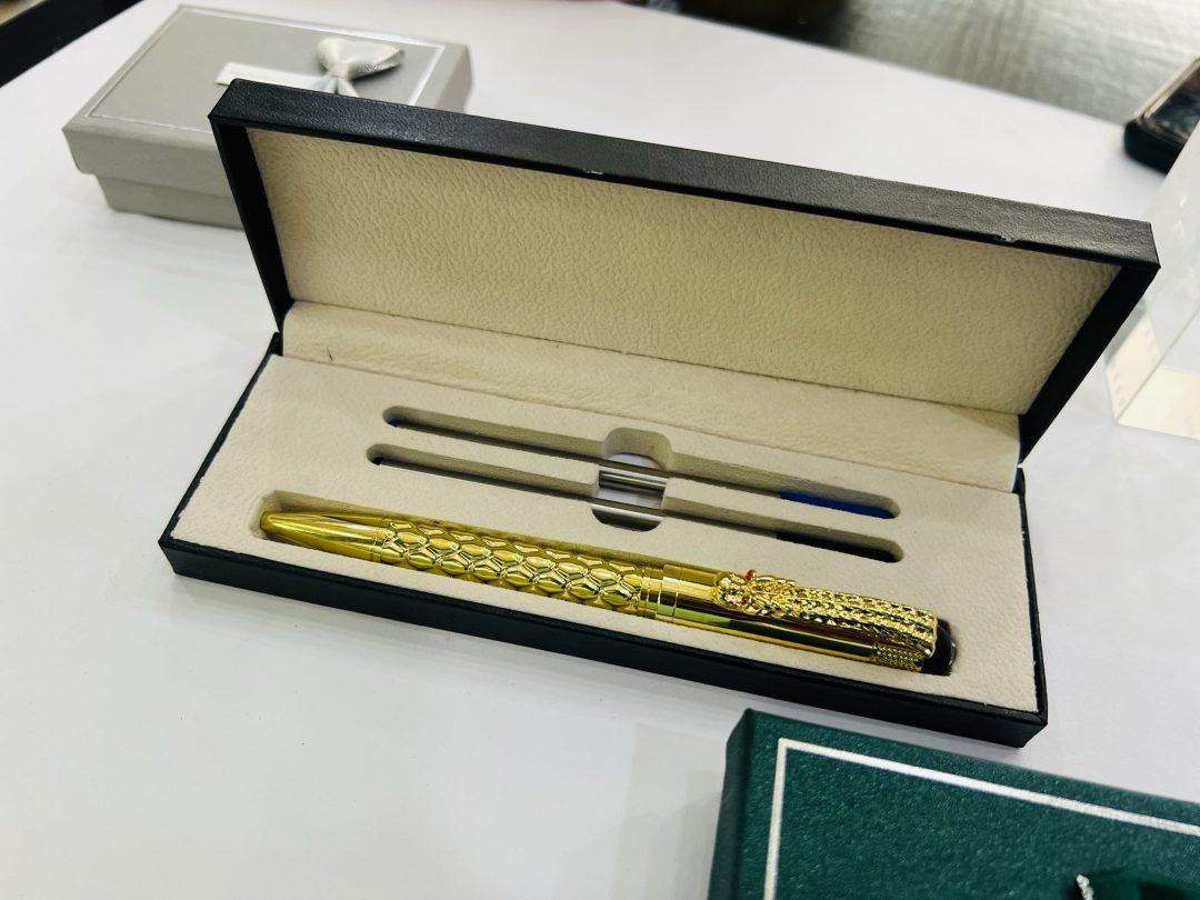 Dragon refillable pen