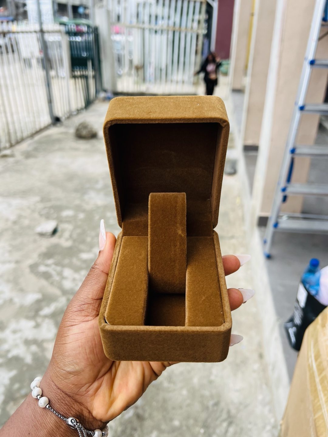 Brown suede watch / bracelet box - Image 2