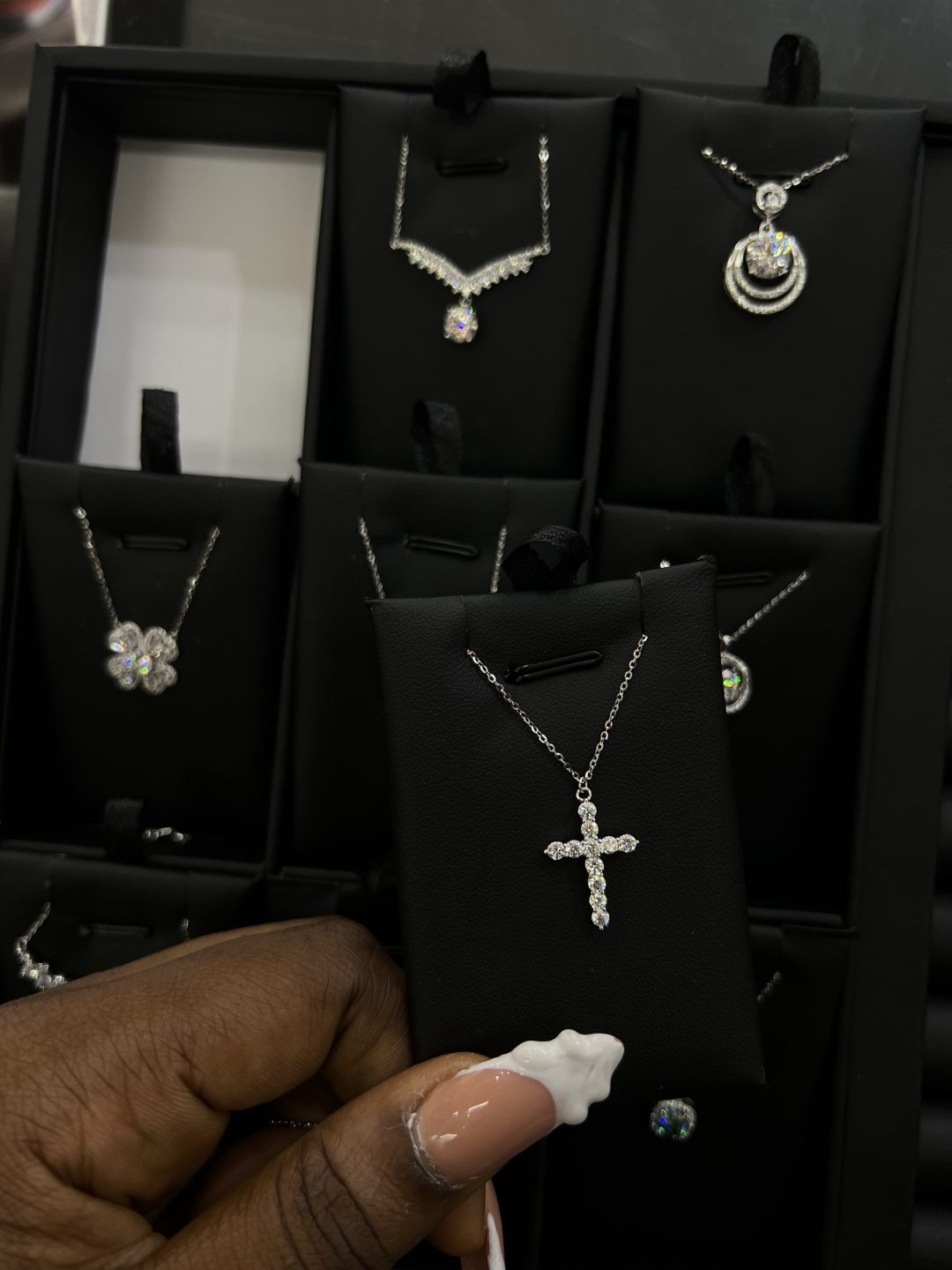 Cross moissanite necklace - Image 4