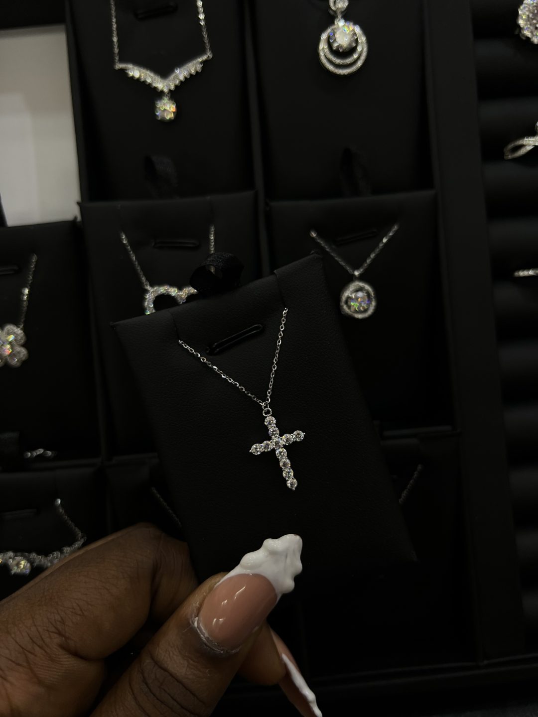 Cross moissanite necklace - Image 5