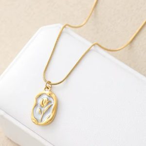 White flowered titanium steel necklace