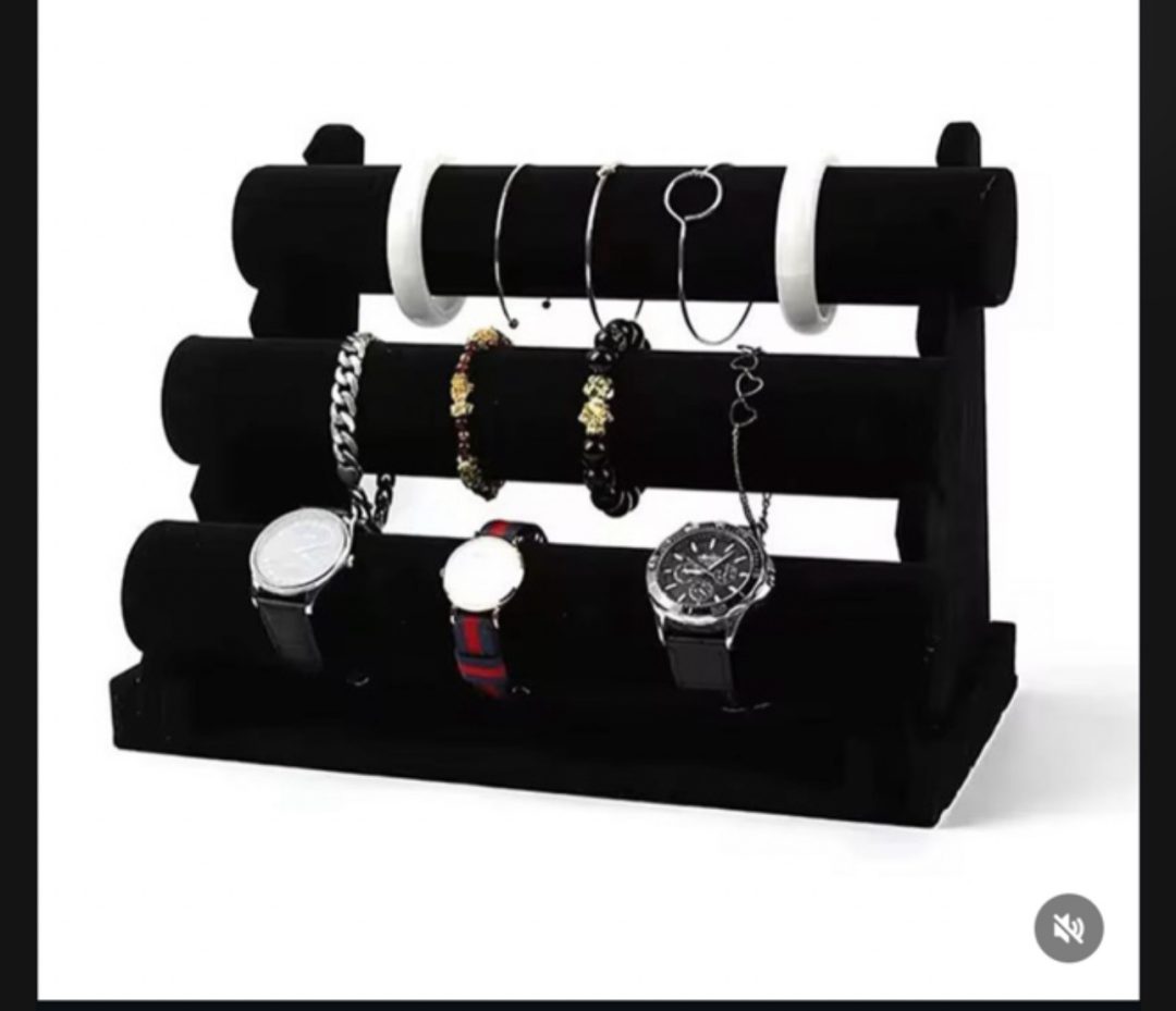 Three step bracelet display