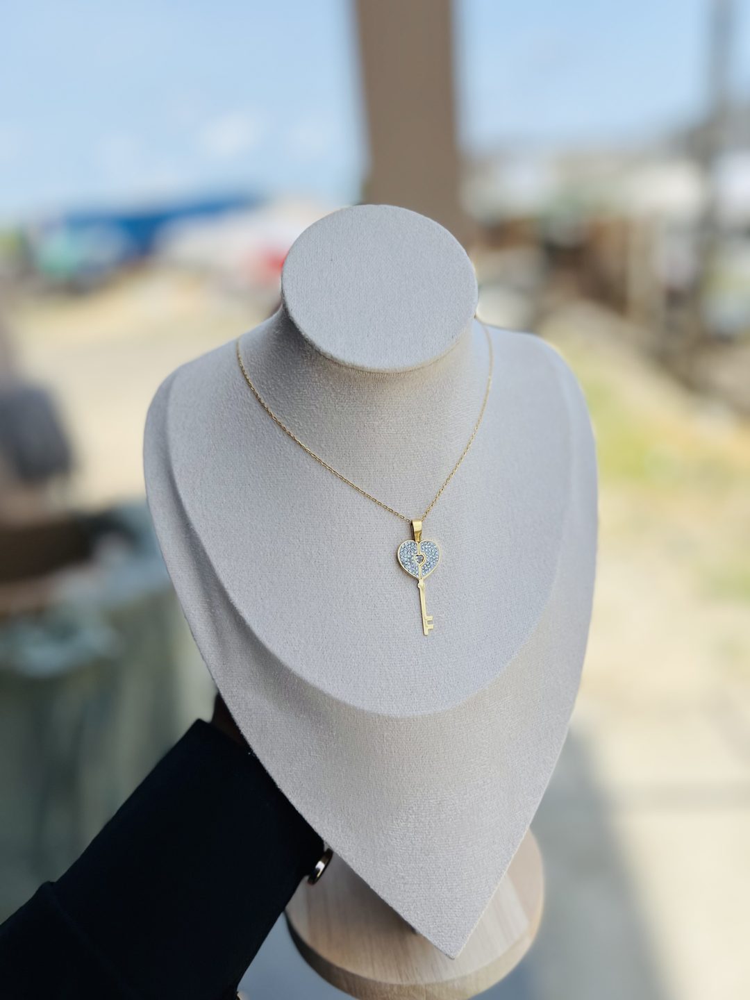 White locket key engraved necklace - Image 2