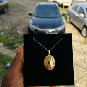 Vintage oval locket with box!