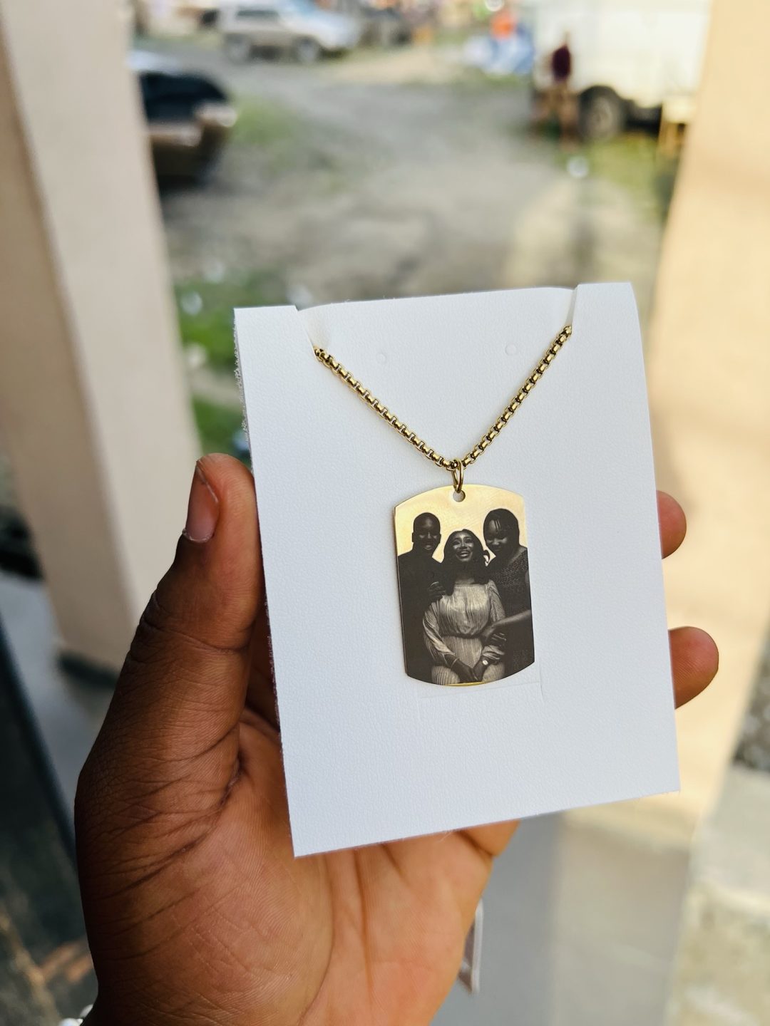 Gold square Picture engraved necklace - Image 5