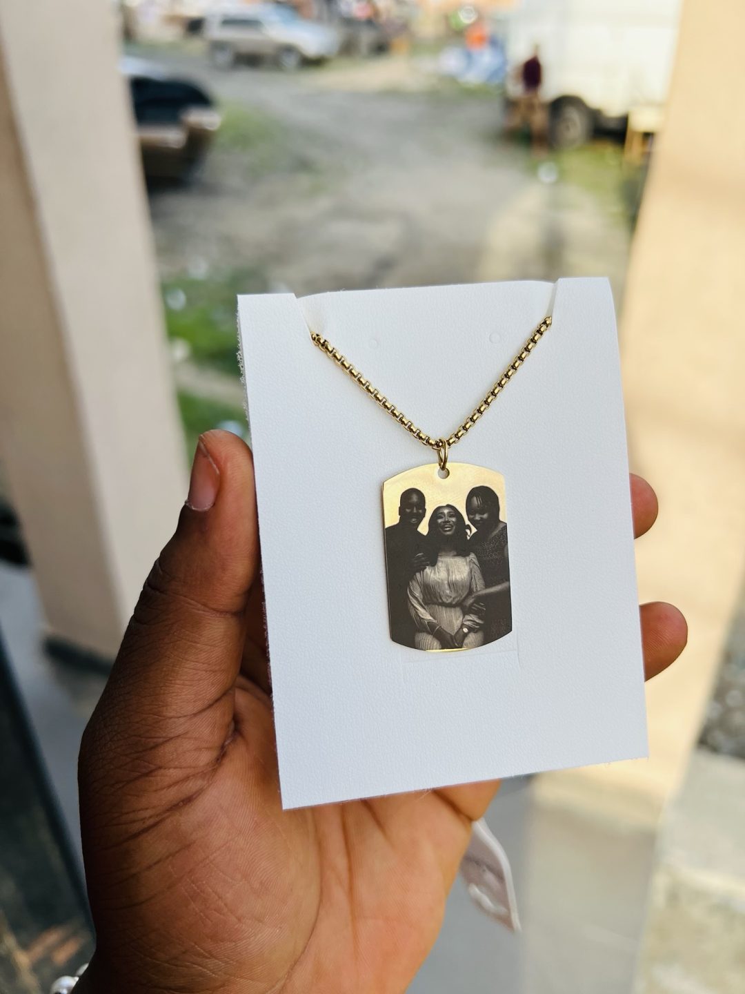 Gold square Picture engraved necklace - Image 2