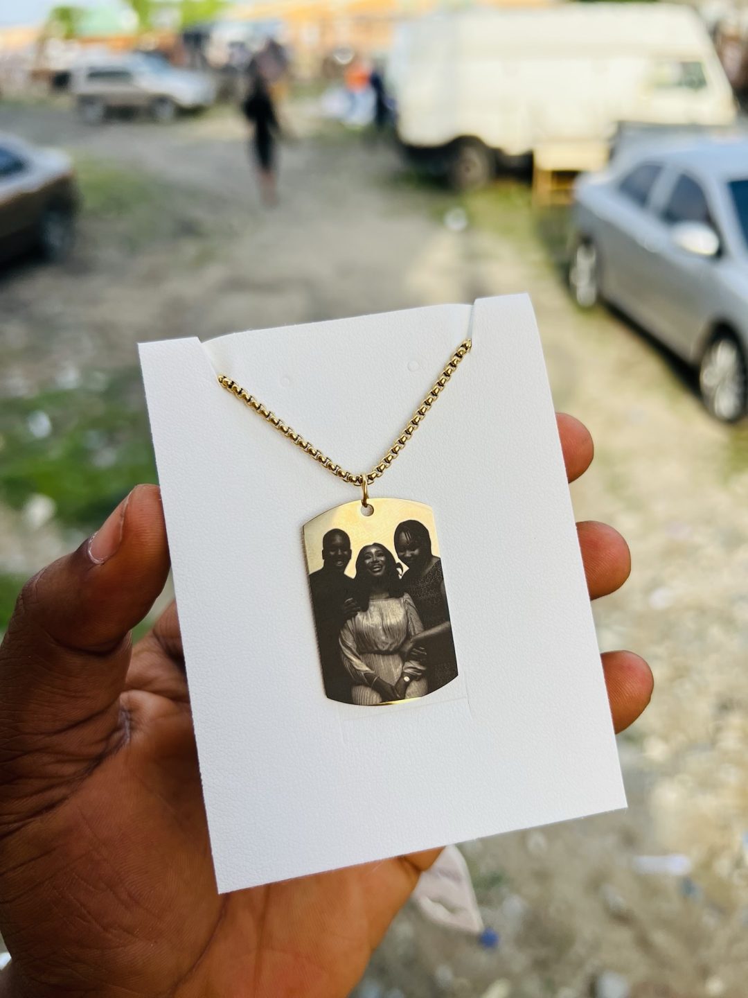 Gold square Picture engraved necklace - Image 4