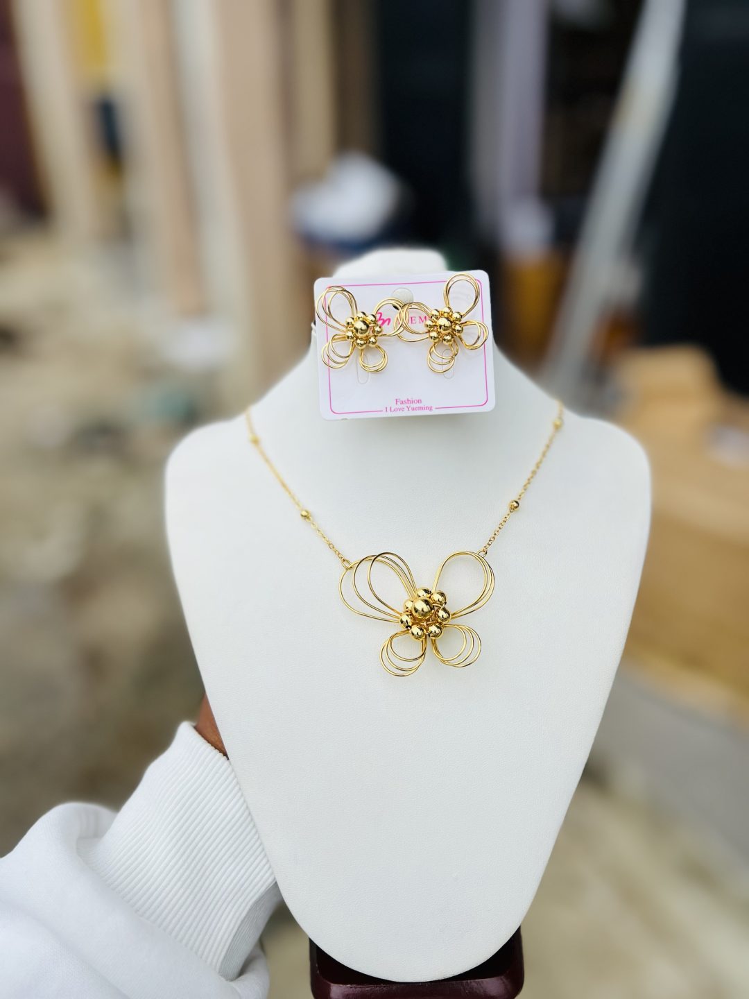 001 Flowery necklace and earrings - Image 5