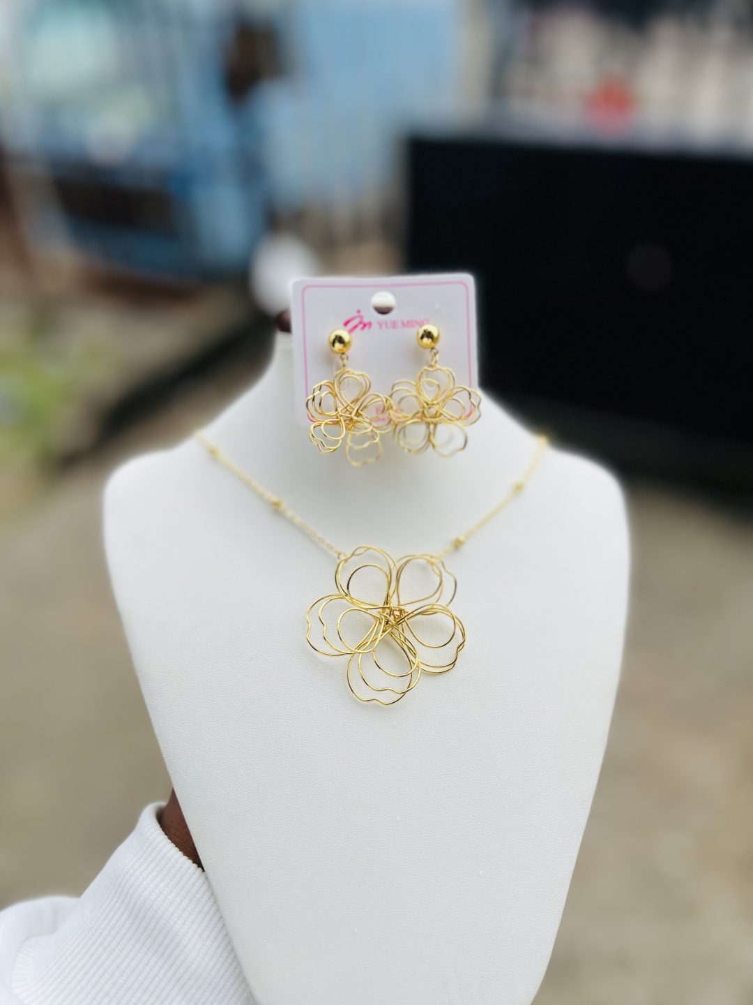 005 Flowery necklace and earrings - Image 6