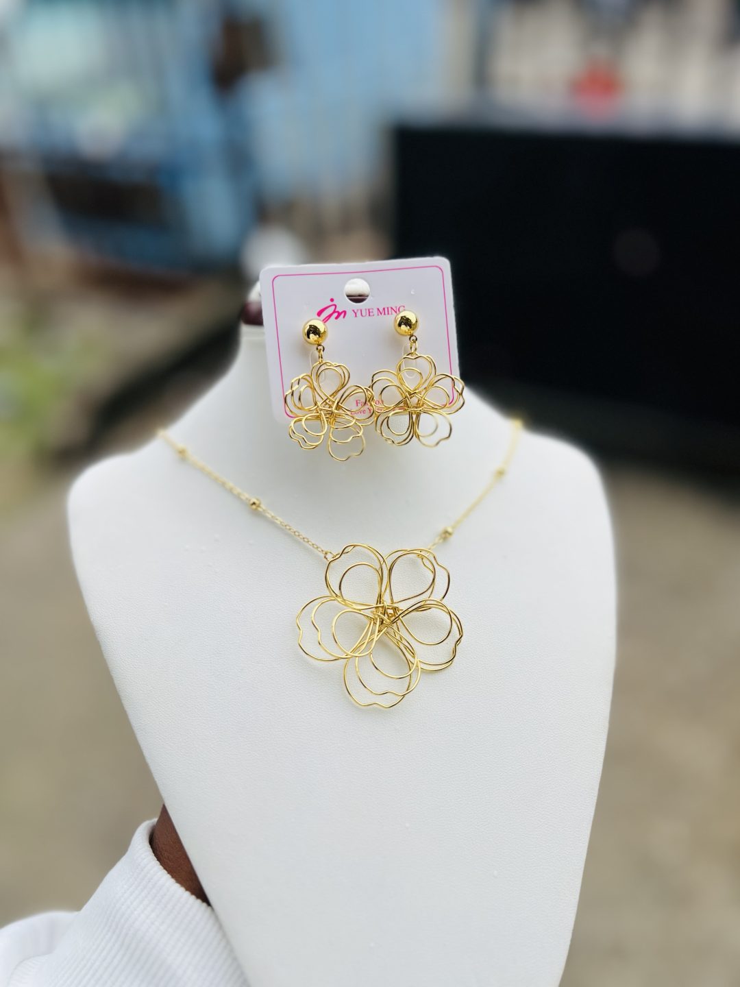 005 Flowery necklace and earrings - Image 5