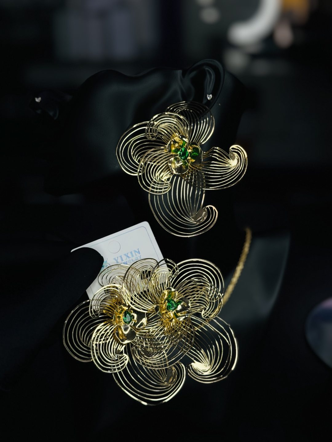 MD BOUQUET GREEN GEM EARRINGS - Image 2