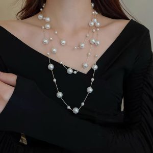 Long dropping vintage pearl necklace