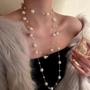 Long dropping vintage pearl necklace