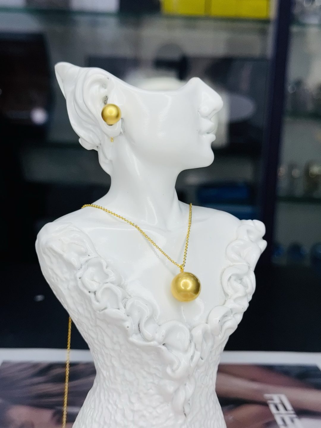 YM MATTE GOKD BALL NECKLACE SET - Image 2
