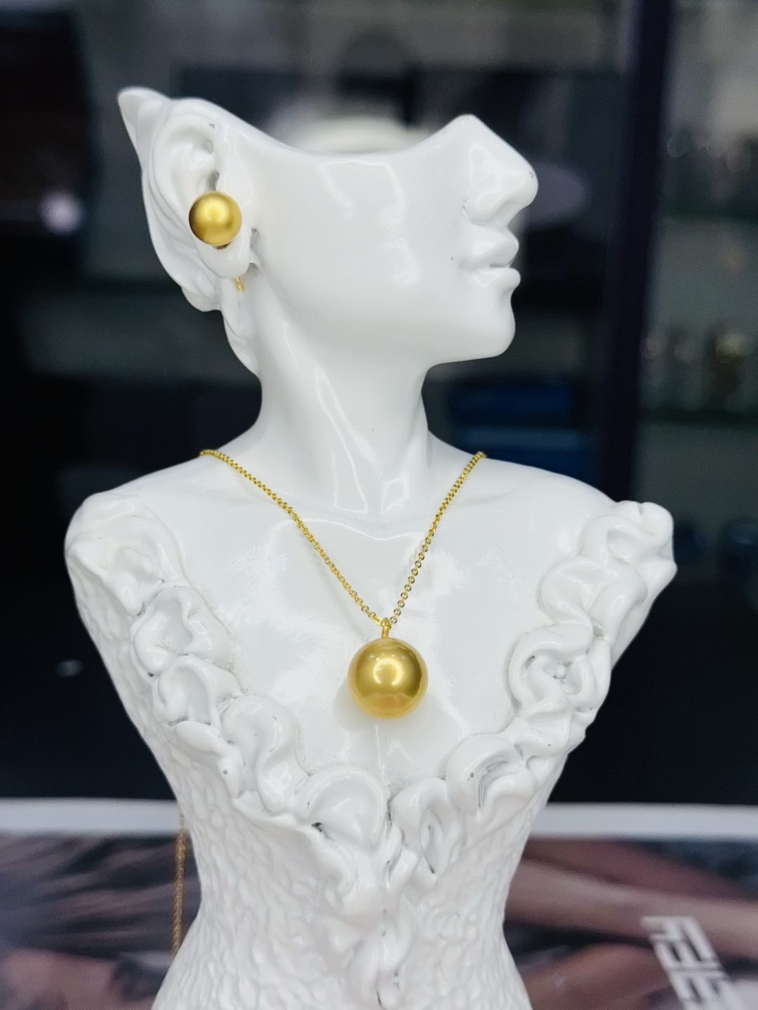 YM MATTE GOKD BALL NECKLACE SET