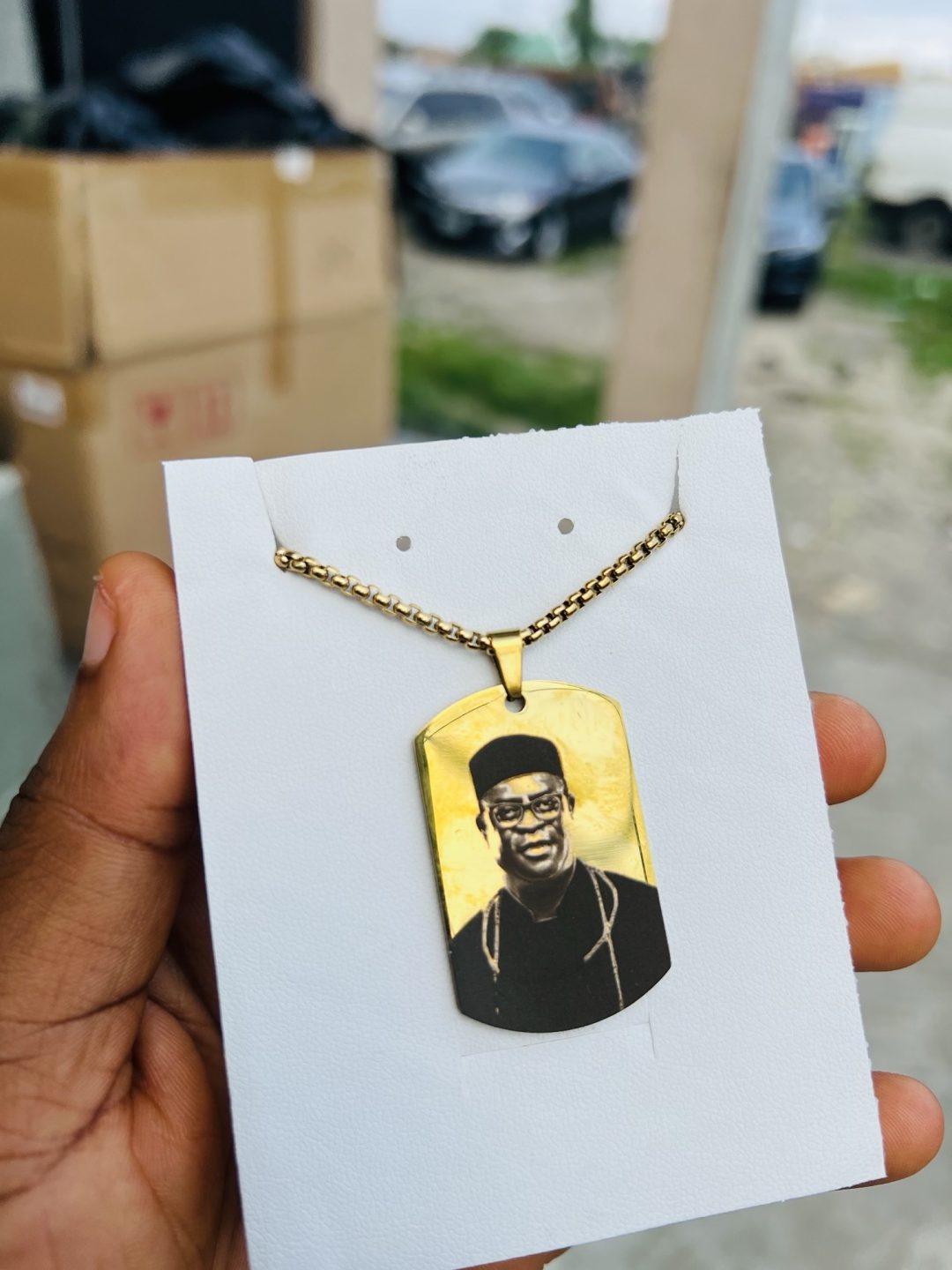 Gold square Picture engraved necklace - Image 7