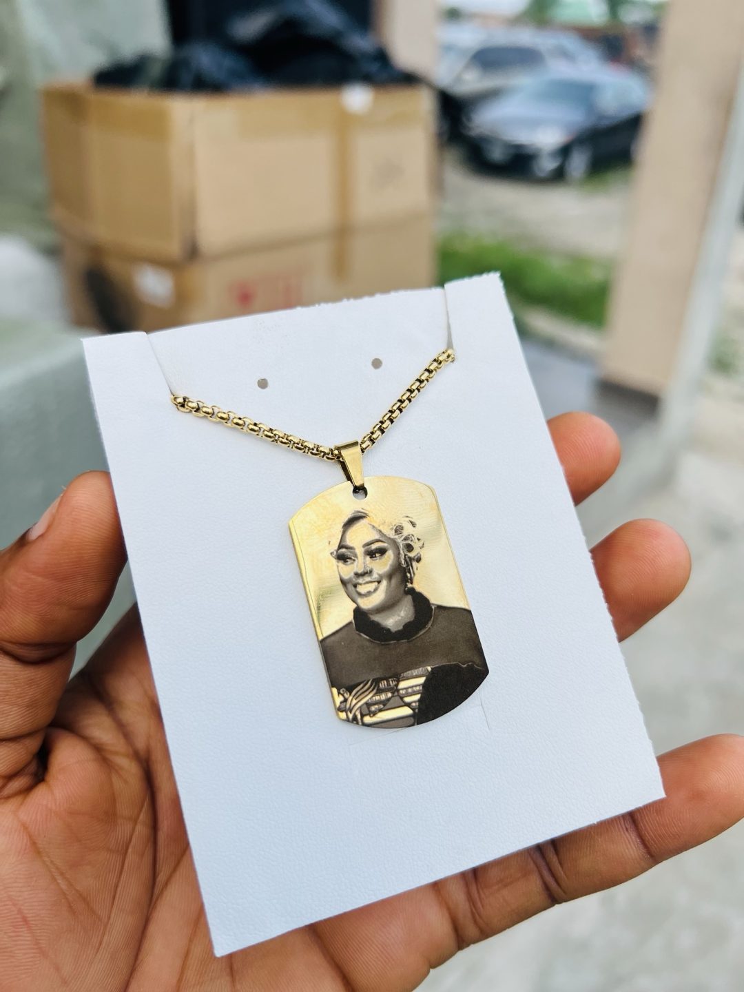 Gold square Picture engraved necklace - Image 5