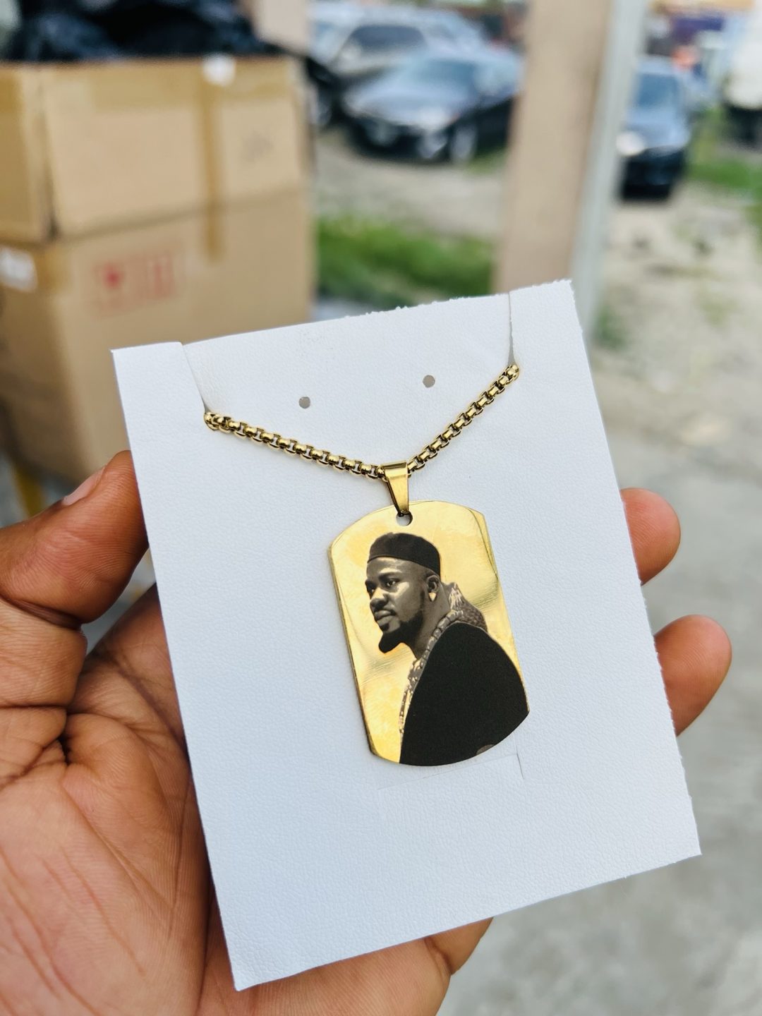 Gold square Picture engraved necklace - Image 4