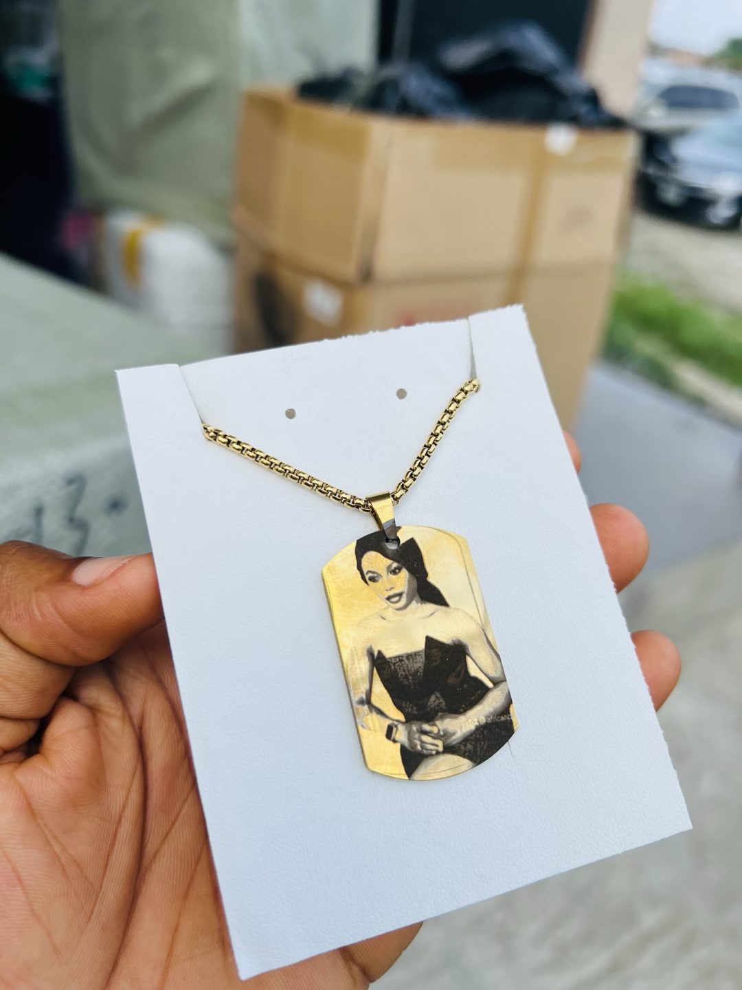 Gold square Picture engraved necklace - Image 6