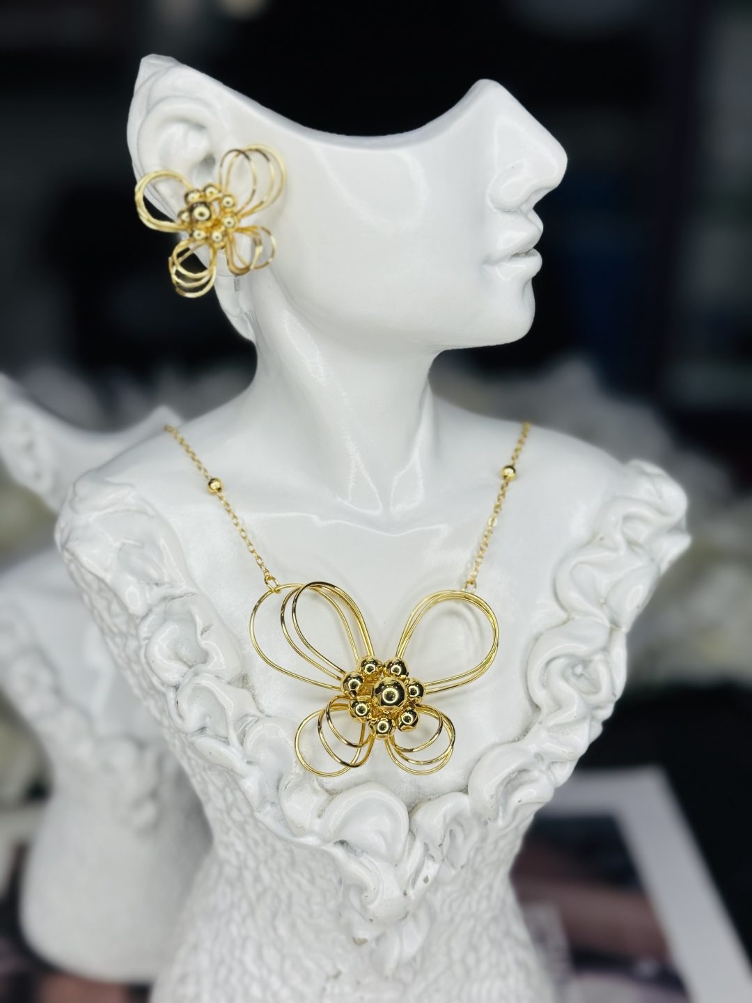 001 Flowery necklace and earrings