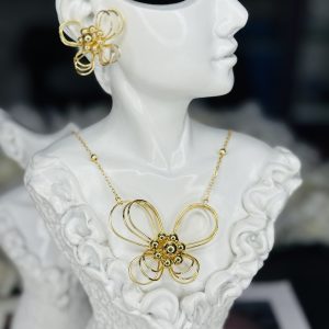 001 Flowery necklace and earrings