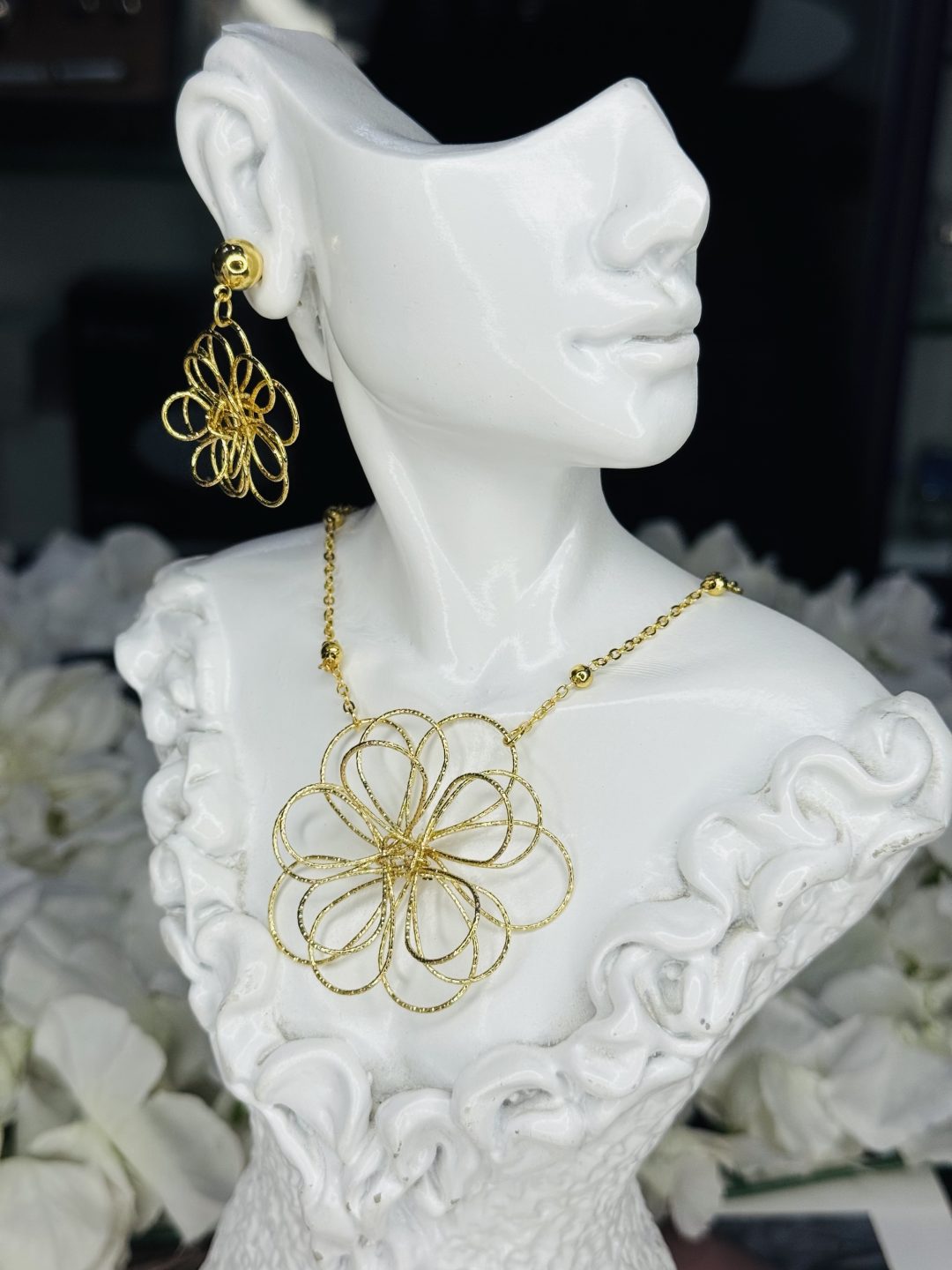 005 Flowery necklace and earrings - Image 2